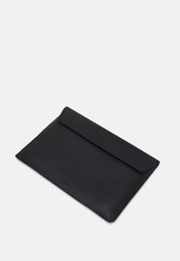 Czarna skórzana kopertówka w stylu koperty o gładkiej fakturze, z klapką zamykającą i subtelnym logo wytłoczonym w dolnej części.