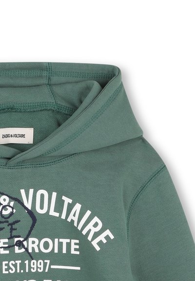 Haut à capuche en coton vert avec cordon de serrage, arborant un texte imprimé blanc et un design graphique. Texture lisse et coupe décontractée.