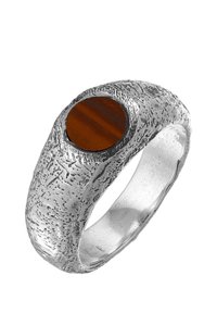 Silverring med texturerad yta, prydd med en polerad brun tigeröga-sten i en rund fatning. Cirkelformad, medelhög bredd.