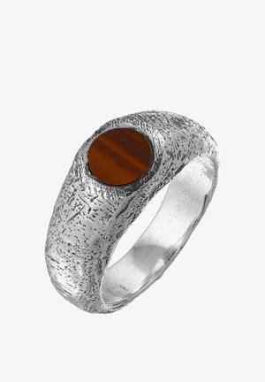 Sølv ring med tekstureret overflade, prydet med en poleret brun tigerøje sten beklædt i en rund fatning. Cirkulær form, middel bredde.