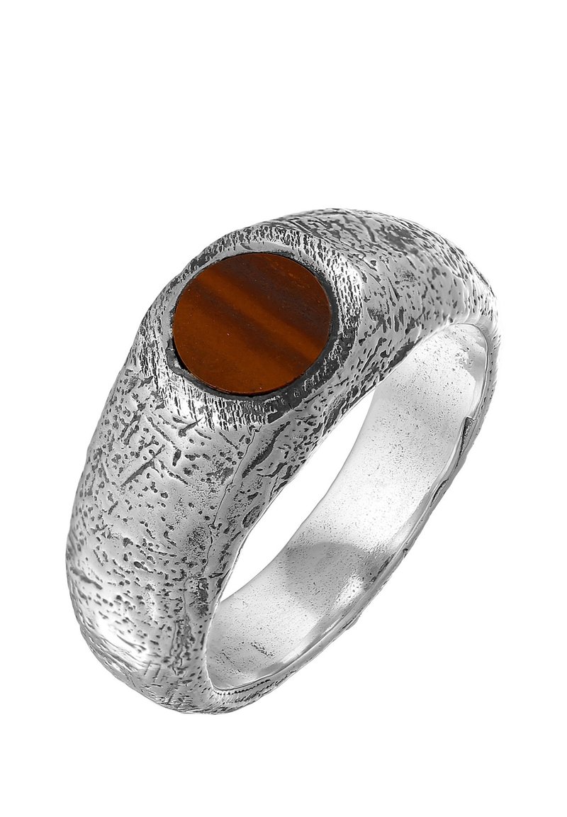 Silverring med texturerad yta, prydd med en polerad brun tigeröga-sten i en rund fatning. Cirkelformad, medelhög bredd.