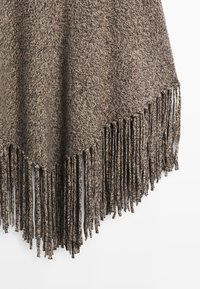 Scialle marrone intrecciato con motivo testurizzato, con lunghe frange lungo il bordo inferiore. Il materiale sembra morbido e caldo.