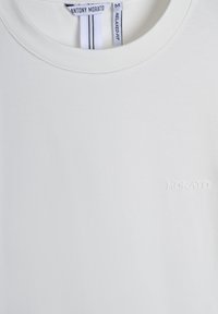 Relaxed-fit witte t-shirt van katoen, met een geribde ronde hals en een reliëf logo "MORATO" op de voorkant. Eenvoudig en minimalistisch ontwerp.