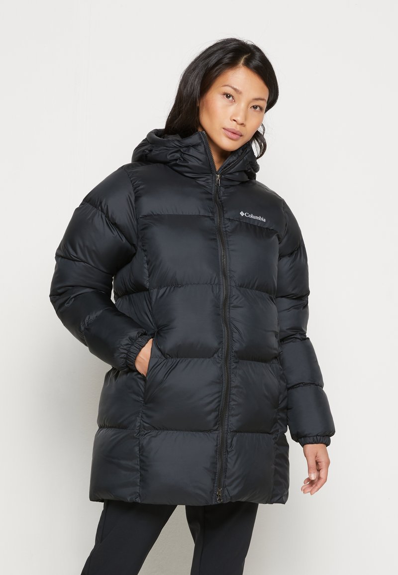 Juodas pūkinis džemperis su gobtuvu, su užtrauktuku, elastinėmis rankovėmis ir išryškinta siuvinėta tekstūra. Logotipas kairėje krūtinės pusėje.