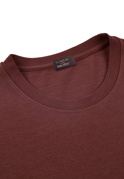 T-shirt en coton bordeaux à col rond avec une couture de col double bien visible et une étiquette noire portant l'inscription "SLOWEAR ZANONE icecotton."