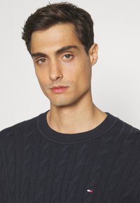 Tommy Hilfiger CLASSIC CABLE CREW NECK - Jumper - desert sky