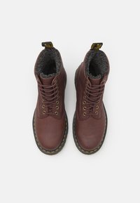 Dr. Martens Kotníkové boty na platformě - dark red