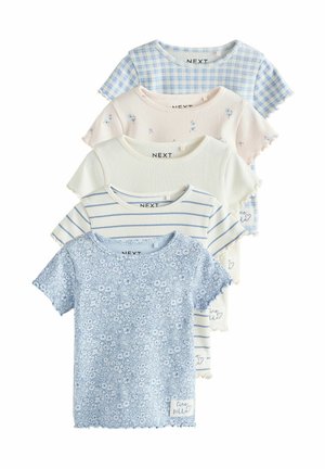 Cinq t-shirts à manches courtes de couleurs et motifs variés : à carreaux bleus, floral pastel, rayé blanc, et un motif floral bleu avec des bords en zigzag.
