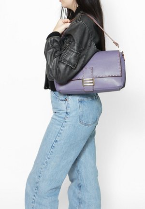 Borsa a tracolla in pelle viola con finitura testurizzata, dotata di patta pieghevole, accessori metallici e una tracolla marrone.