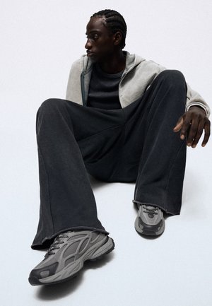 Bershka, CHUNKY CONTRAST - TRAINERS - Baskets basses - grey