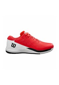 Zapatilla deportiva roja con parte superior sintética texturizada, acentos en blanco y negro. Presenta una suela acolchada y un collar soporte.
