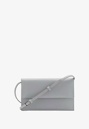 Grijze leren handtas met een rechthoekige vorm, een afneembare schouderriem en een slanke, gladde textuur. Bevat subtiele stiksels en een zijhandvat.