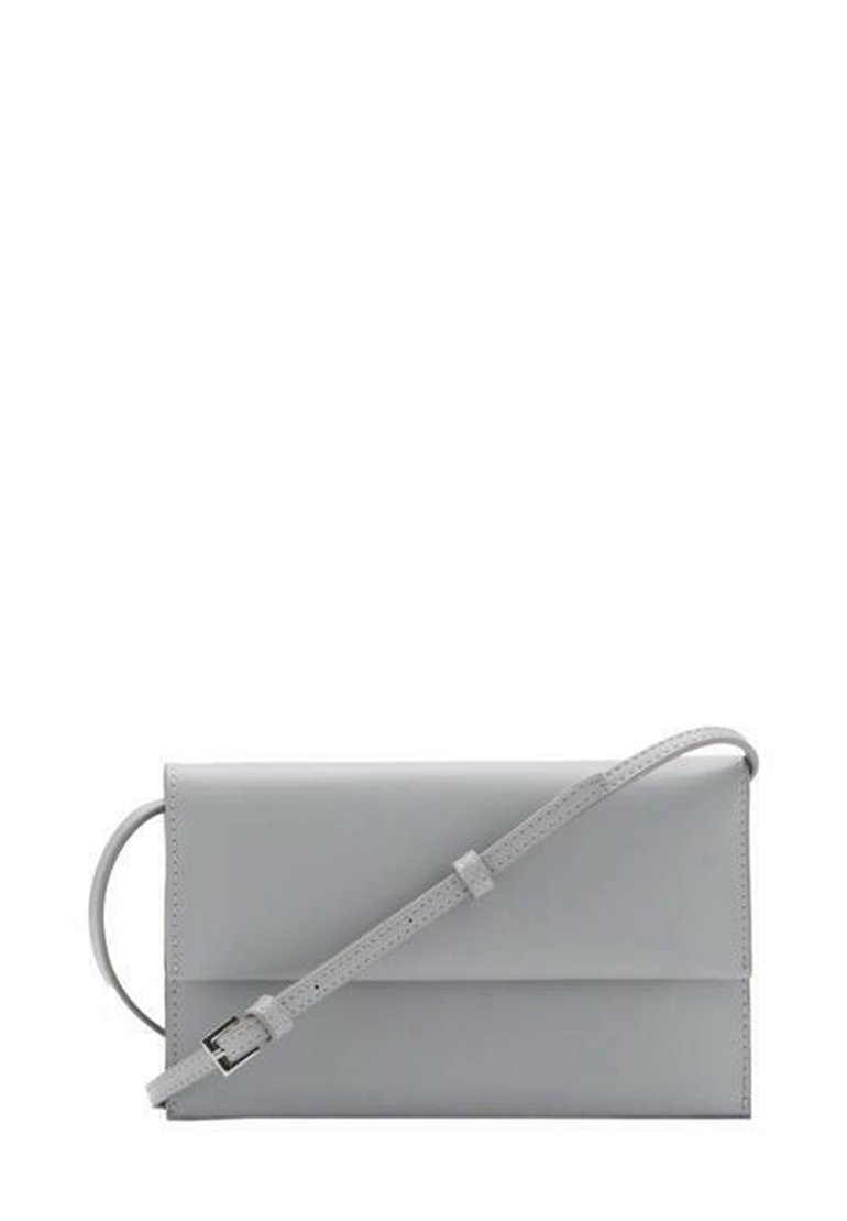Borsa in pelle grigia con forma rettangolare, un manico staccabile e una texture liscia e raffinata. Presenta cuciture sottili e un manico laterale.