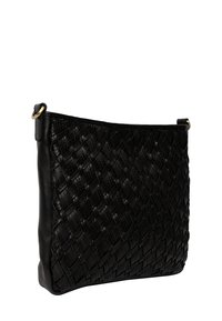 Borsa in pelle intrecciata nera a forma piatta, con dettagli in pelle liscia e un accent gold-tone a forma di anello sulla tracolla.