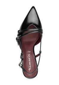 Scarpa con tacco alto in pelle verniciata nera, con punta affilata, caratterizzata da fasce incrociate e una soletta bordeaux con logo del marchio. Texture liscia.