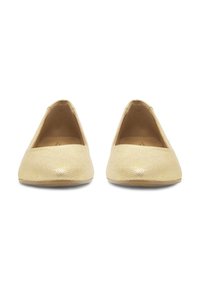 Smėlio spalvos butas su tekstūruotu paviršiumi, apvalia nosimi ir minimalistiniu dizainu. Minkšta medžiaga ir žemas kulnas, užtikrinantys patogumą ir lengvą nešiojimą.