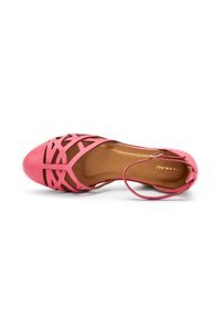 Sanda pink con corte, de punta redonda, con una tira en el tobillo y un acabado de cuero suave, con un forro interior en tono bronceado.