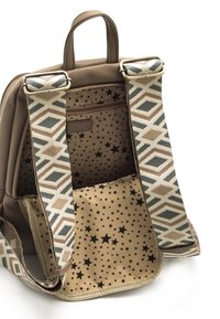 Beige Rucksack mit geometrisch gemusterten Trägern und sternenbedrucktem Innenraum. Verfügt über eine Reißverschlusstasche und ein geräumiges Hauptfach.