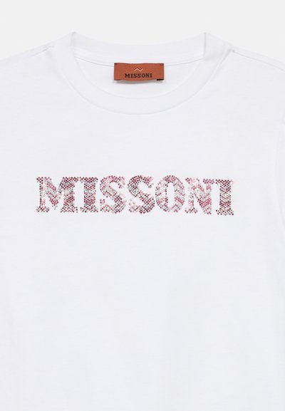 T-shirt blanc à col rond avec le logo "MISSONI" écrit en strass roses et rouges sur la poitrine.