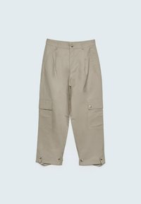 Pantalon cargo beige avec poches à rabat latérales, fermetures à boutons à la taille et aux poignets, et poches avant inclinées sur un fond clair.