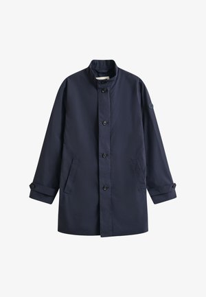 Cappotto blu navy di media lunghezza con collo a listino, chiusura con bottoni, tasche laterali e polsini con bottoni, disteso su sfondo bianco.