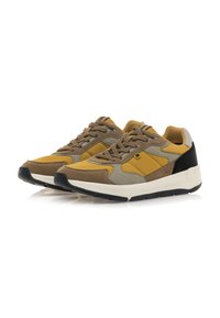 Sneaker con una combinazione di materiali marroni, gialli e grigi; tomaia in camoscio e rete; suola in gomma; design con punta rotonda.