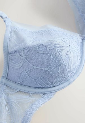 Világoskék csipkés melltartó virágos hímzéssel és áttetsző hálós részletekkel semleges háttéren.