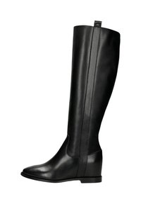 Černé kožené boty po kolena s hladkým povrchem, špičatou špičkou, plochým podpatkem a jemnými vertikálními švy po stranách.