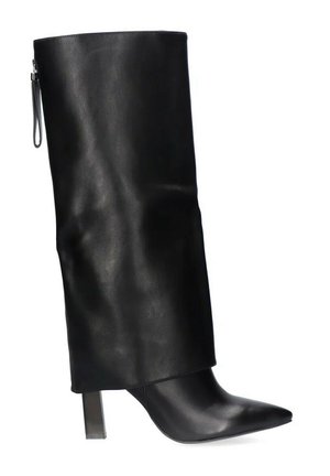 Stivaletto alla caviglia in pelle nera con gambale alto e morbido. Presenta una punta appuntita e un tacco spesso, con dettaglio di zip e linguetta per la trazione.