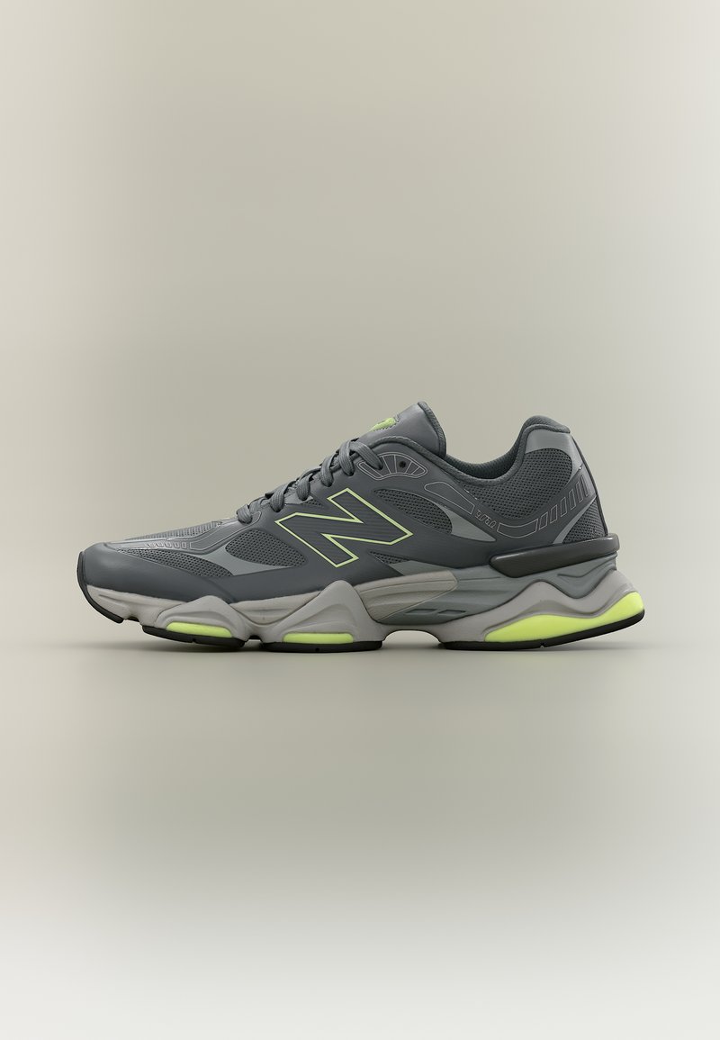 Αθλητικό παπούτσι New Balance σε γκρι και νέον πράσινο χρώμα, με άνω μέρος από δίχτυ και συνθετικά υλικά, μαλακή σόλα με νέον λεπτομέρειες, πλαϊνή όψη σε ουδέτερο φόντο.