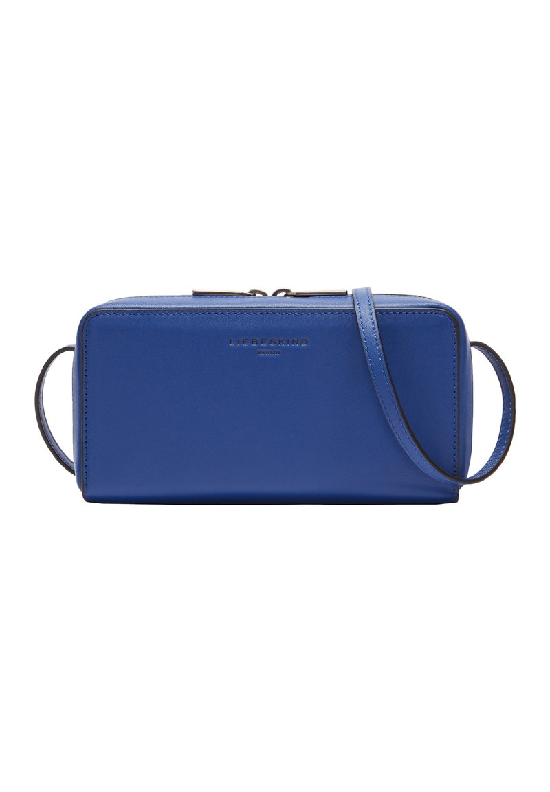 Sac bandoulière en cuir bleu de forme rectangulaire, texture lisse, fermeture à glissière sur le dessus et logo de la marque embossé à l'avant.
