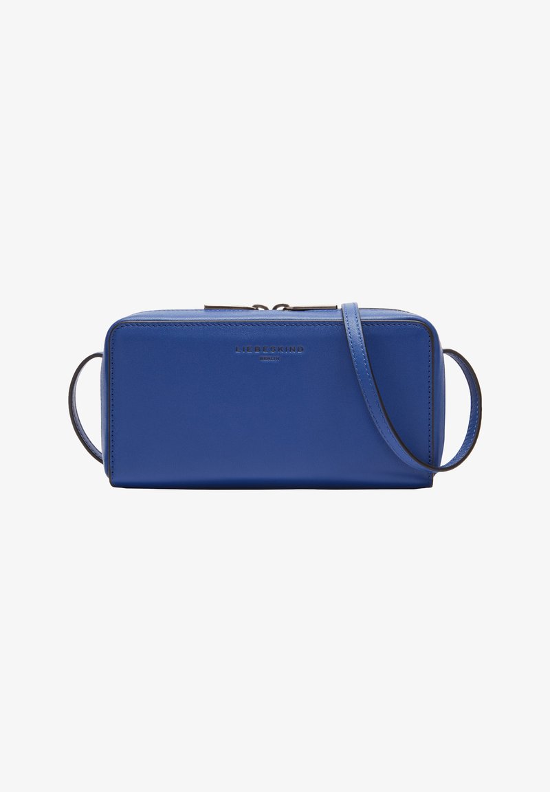 Sac bandoulière en cuir bleu de forme rectangulaire, texture lisse, fermeture à glissière sur le dessus et logo de la marque embossé à l'avant.