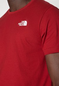 The North Face M SS BOX NSE TEE - T-shirts print - iron red