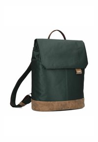 Mochila de tela verde con parte superior plegable, base de ante marrón y correas ajustables. Presenta una pequeña etiqueta de logo en la parte frontal.
