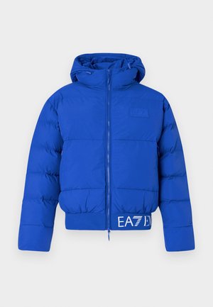 Modrá vypchatá bunda s kapucňou, so zipsovým uzatváraním, elastickými manžetami a lemovaným spodkom. Obsahuje detail loga na prednej strane a rôzne textúry.