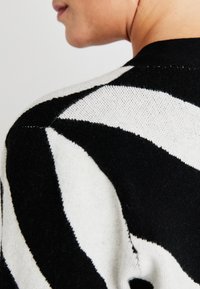 Vero Moda Curve NANCY - Vesta na kopčanje - black/birch