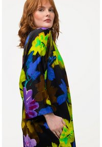 Černé květinové kimono šaty s živými modrými, zelenými a fialovými květy. Hladká látka s širokými rukávy a volným střihem.