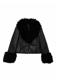Czarna skórzana krótka kurtka z puszystym czarnym kołnierzem i mankietami z sztucznego futra. Gładka tekstura z czystym, dopasowanym krojem.