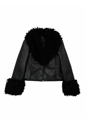 Schwarze Leder-Cropped-Jacke mit einem flauschigen schwarzen Kunstfellkragen und -manschetten. Glatte Textur mit einem sauberen, maßgeschneiderten Design.