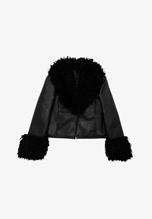 Schwarze Leder-Cropped-Jacke mit einem flauschigen schwarzen Kunstfellkragen und -manschetten. Glatte Textur mit einem sauberen, maßgeschneiderten Design.