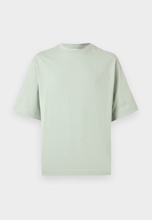 Heleroheline lühikeste varrukatega T-särk, mis on tehtud pehmest puuvillast. Omab ümarat kaelust ja lõõgastunud, kastikujulist lõiget. Minimalistlik disain ilma nähtavate mustrite või aktsentideta.