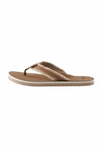 Brūni flip-flopi ar auduma siksnām, teksturētu iekšējo daļu un baltu gumijas zoli. Iezīmē vienkāršu dizainu vieglai valkāšanai.