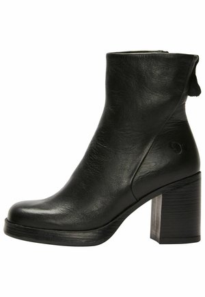 Schwarze Leder-Ankle-Boots mit runder Zehenform, seitlichem Reißverschluss und einem stabilen Absatz. Sie verfügen über eine glatte Textur und ein dezentes Schmetterlingslogo-Detail.