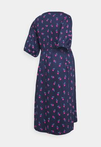 Vestido azul-marinho com mangas curtas em formato de pufe, apresentando um padrão floral de tulipas cor-de-rosa e caules azuis, ajustado na cintura para um caimento relaxado.