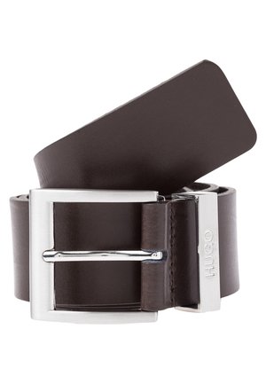 Ceinture en cuir marron foncé enroulée avec une boucle rectangulaire en métal argenté et HUGO gravé sur la boucle de ceinture.