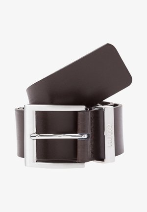 Ceinture en cuir marron foncé enroulée avec une boucle rectangulaire en métal argenté et HUGO gravé sur la boucle de ceinture.