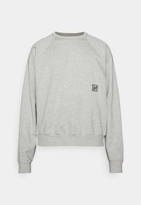 Grauer Sweatshirt mit Rundhalsausschnitt, Raglanärmeln und einem Logo-Patch auf der Vorderseite. Weiche Textur und gerippte Bündchen sowie Saum.