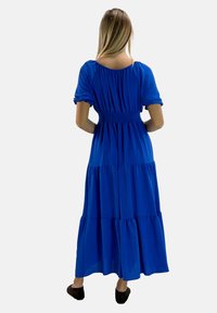 Blauwe maxi-jurk met korte pofmouwen, geplooide taille en gelaagde rok. Vloeiende stof met een gladde textuur. Laag uitgesneden rug.