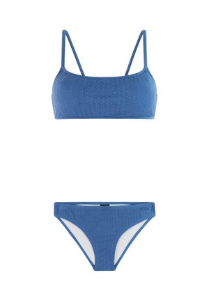 Bikini deux pièces bleu texturé avec un haut à encolure droite et un bas taille basse sur fond blanc.