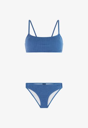 Blå tekstureret todelt bikini med top med lige halsudskæring og lavtaljede trusser mod en hvid baggrund.